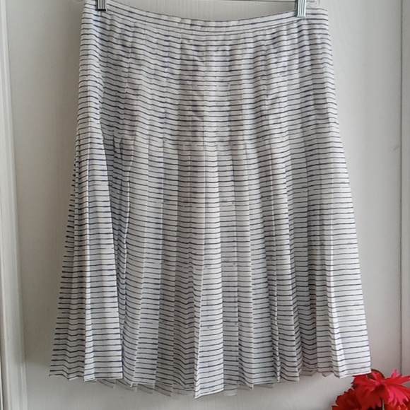 Vince ⭐️ Host Pick ⭐️ White/ Blue Pleated Skirt - Picture 7 of 10